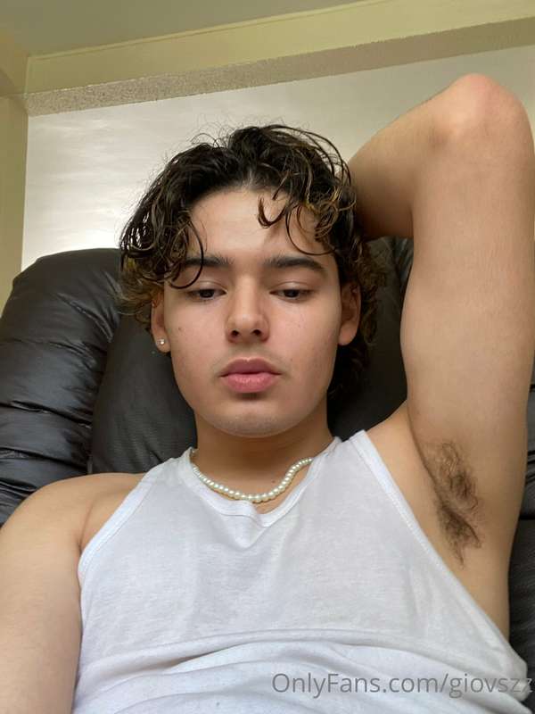 let me sit back on the couch while you eat me out  me sentar.. 1