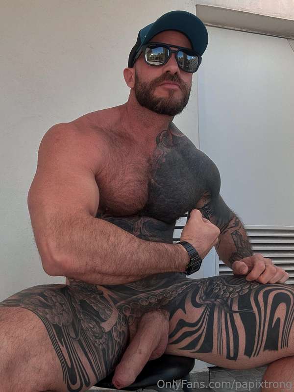 Yesterday in the shower room I guy sick my dick 🔥😈 he bit me..