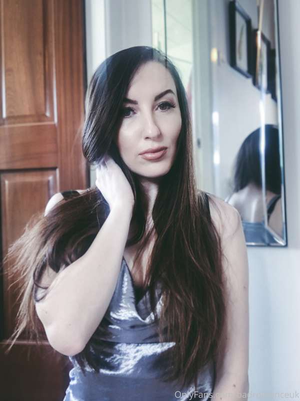 wooo I have so many silky dresses! Do you like a bit of shin.. 9
