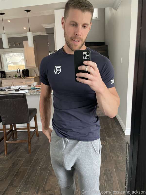 **Today’s gym outfit** 💪🏽💦
Bending over with and without leg.. 4