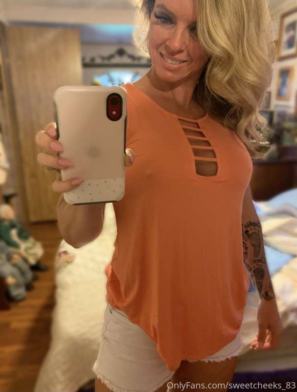 Feeling cute today 🧡 and love poking through 😜🙊