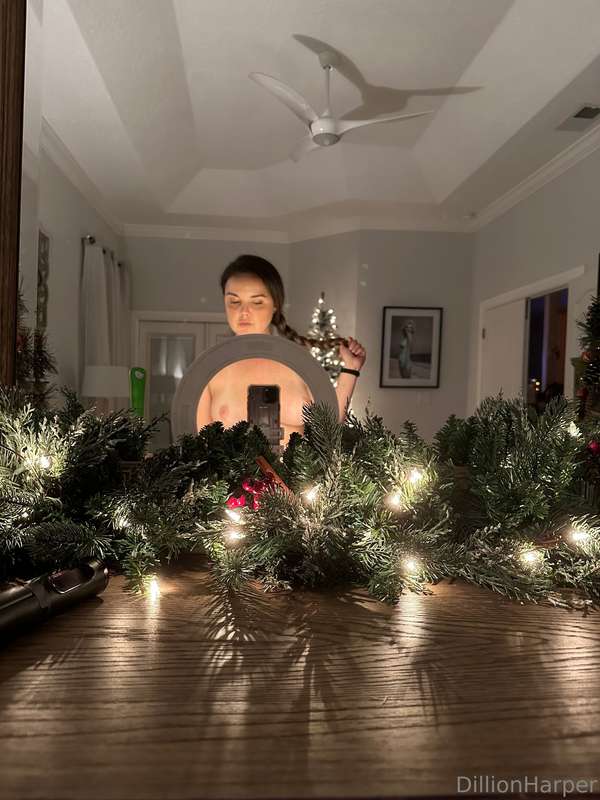 Keep swiping for video clip 💋🎄 look 👀 closer and what do you.. 2