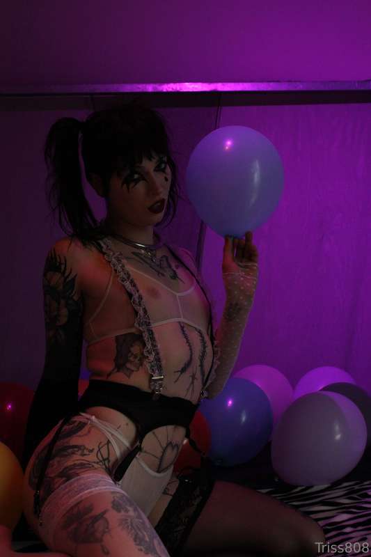 Hii 🖤Did a lil clown shoot :3 hope u like it hehe bit differ.. 35