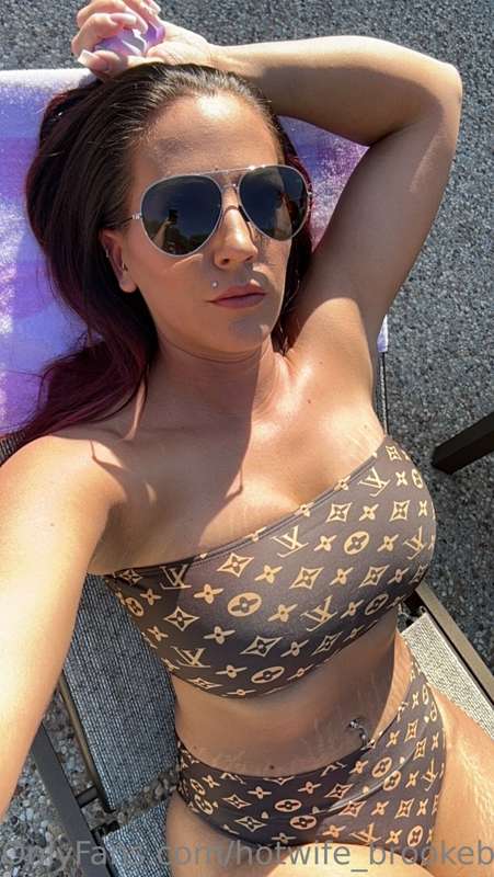Pool days 😎👙☀️👸🏻♠️🖤😘