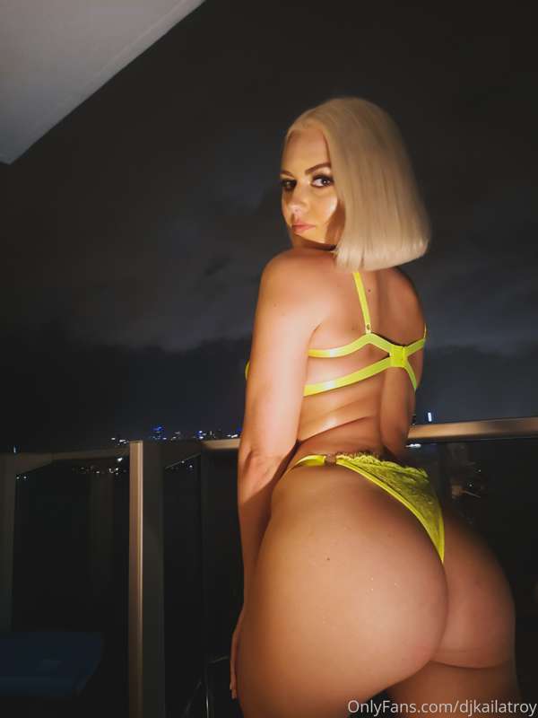 I took this picture from my shoot for you guys 🍑😘 since I do..