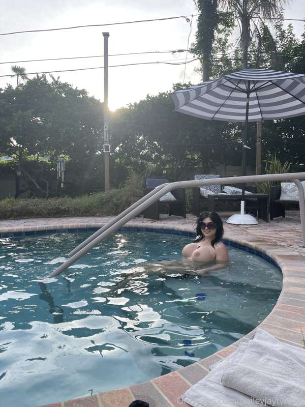 I’m on a mini vacation. 
Are you happy summer is ending ?