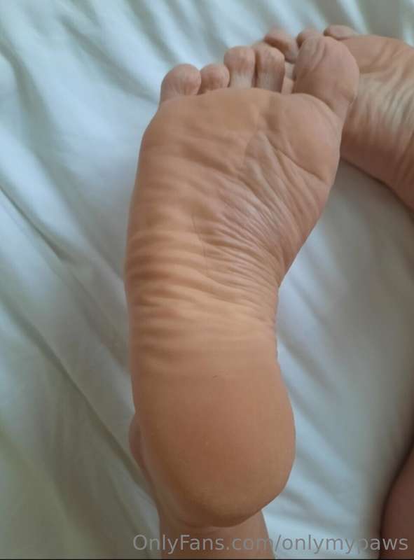 Soggy wrinkles after yesterday's wellness. 💦👣 1