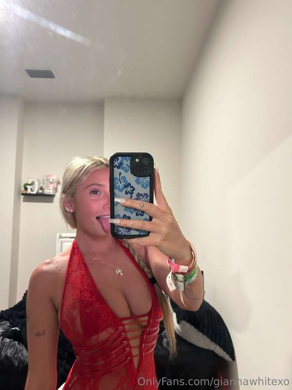 Red looks 🍒
