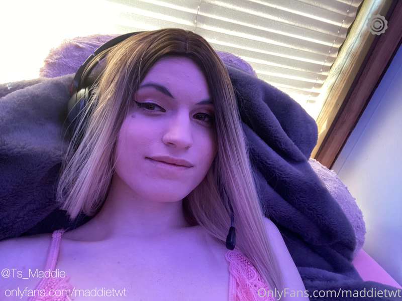 I wuv pink! Took some diff shots today on my new bed so hope.. 25