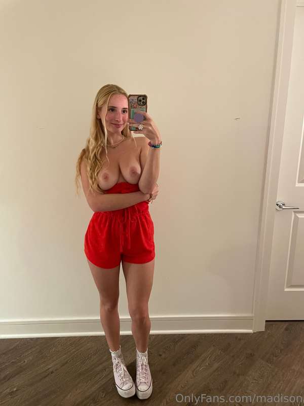 happy titty thursday! 🍒 swipe 👉🏻 2