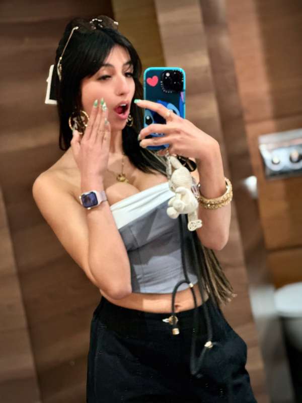 Am I cute? 1000 likes and I’ll flash my tits in the next pos.. 2
