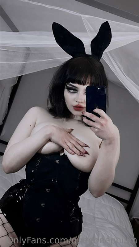 I’m as pretty as a doll so why not play with me too 😘🖤