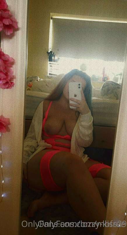 Cum subscribe to this horny slutty waitress for FREE where y..