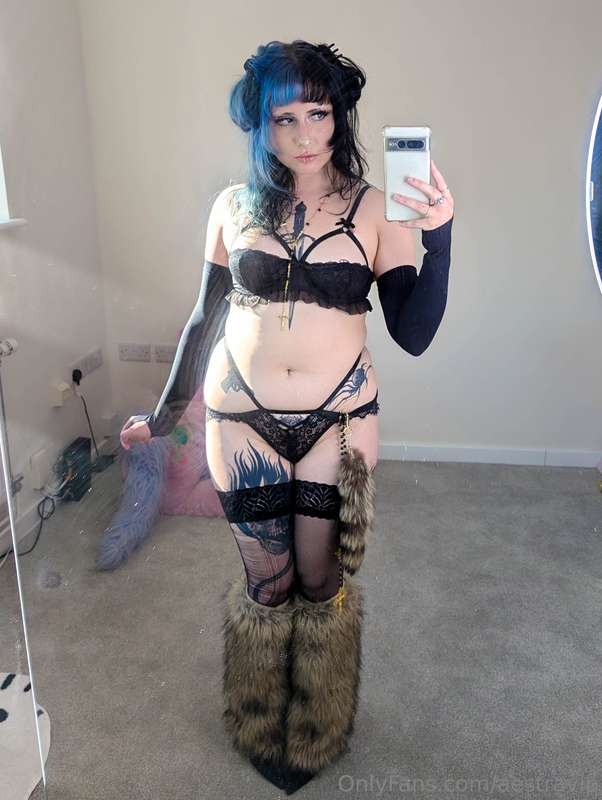 these legwarmers have an unbelievable grip on all my outfits.. 9