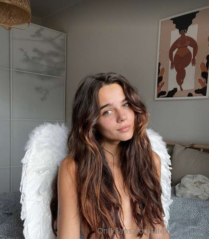 ☁️Cute angel @anavavxsfs fallen down just for you☁️Sweet on ..