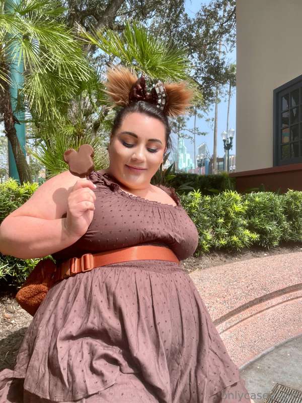 The fattest place on earth 🧸🛸 🐻🤎 Not pictured, me and Mando .. 3