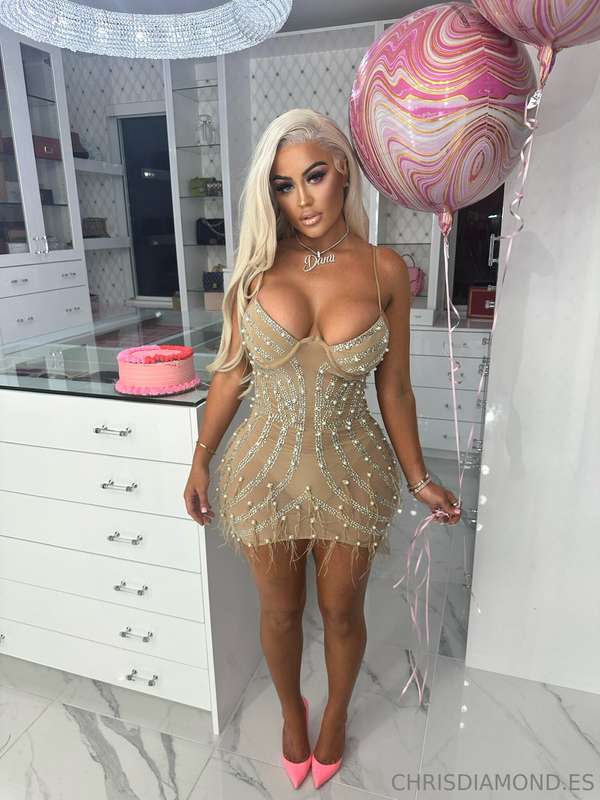 Follow my friend @daniibanks She is looking for love and ask.. 5
