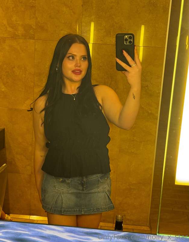 Black top, short skirt and a little bit of luck 🎰 maybe you’..