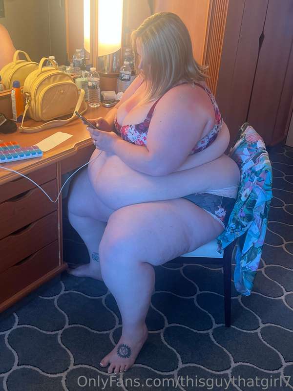Check out these candid shotz of Britt putting on her makeup!.. 10