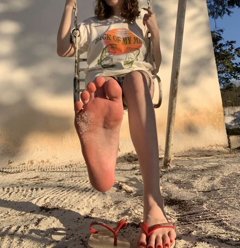 Sandy sole with my toes looking pretty in flip flops 😋 2