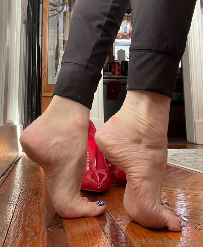 The allure of dangling red stiletto pumps lies in the tantal.. 1