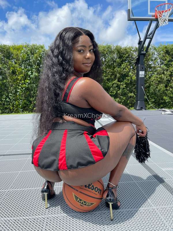 Kream the slutty cheerleader is always down for a fuck 🥰