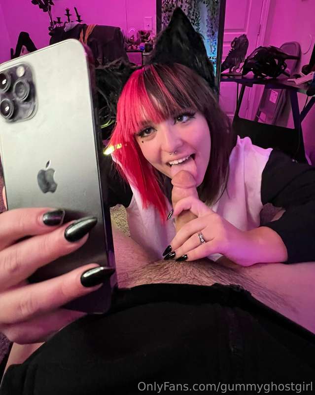 Don’t I look so cute with a cock in my mouth? 👅🐾
Puppy girl ..