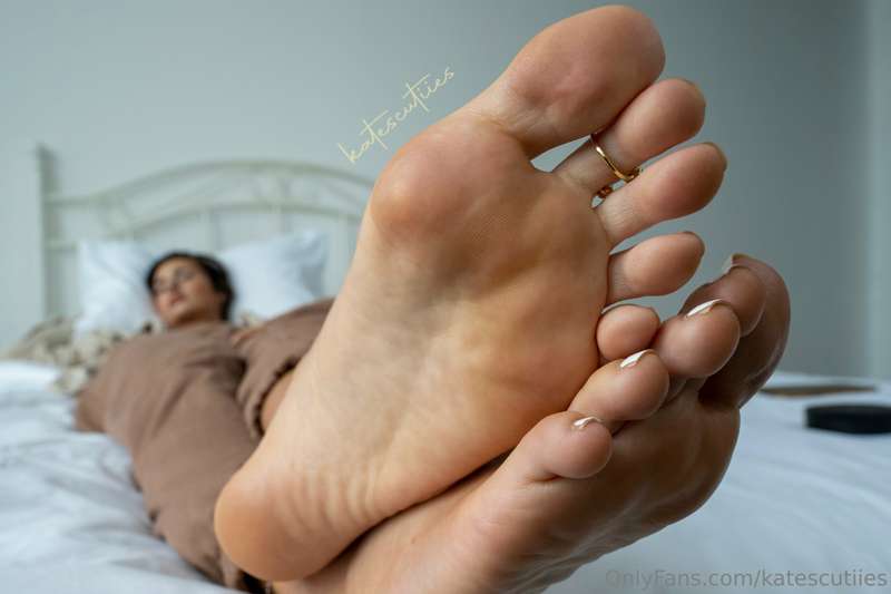 Think you could catch a sniff or lick of my feet without me .. 6