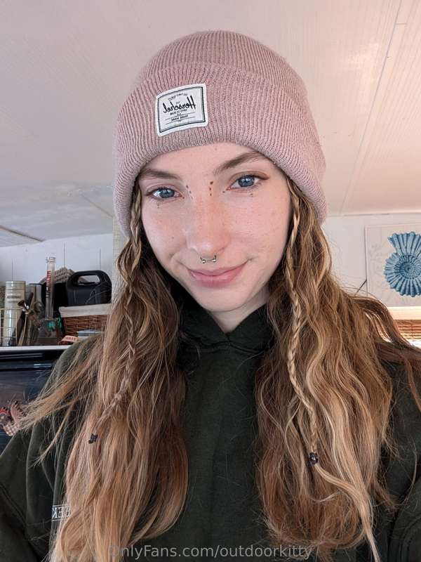 Treated myself to makeup after years of not having it:))I fe.. 13