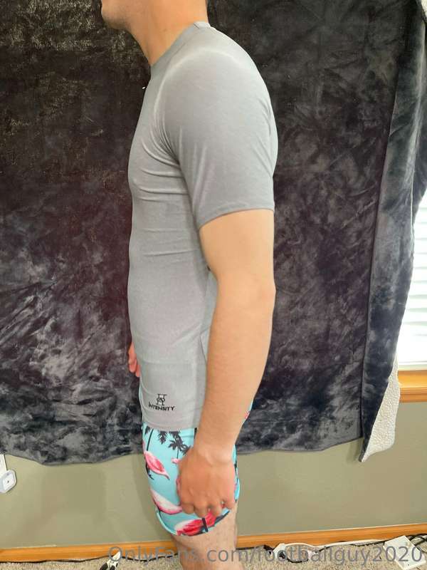 Does this tight shirt look good on me? 5