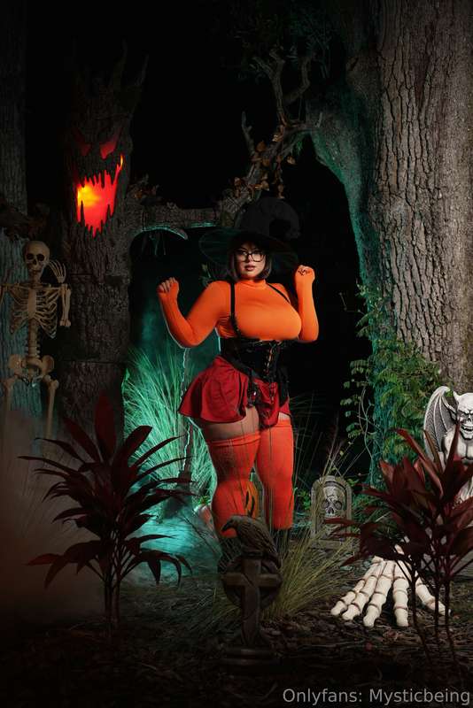 Day 19/31 days of Halloween | Witchy Velma 🧡🧡🧡 2