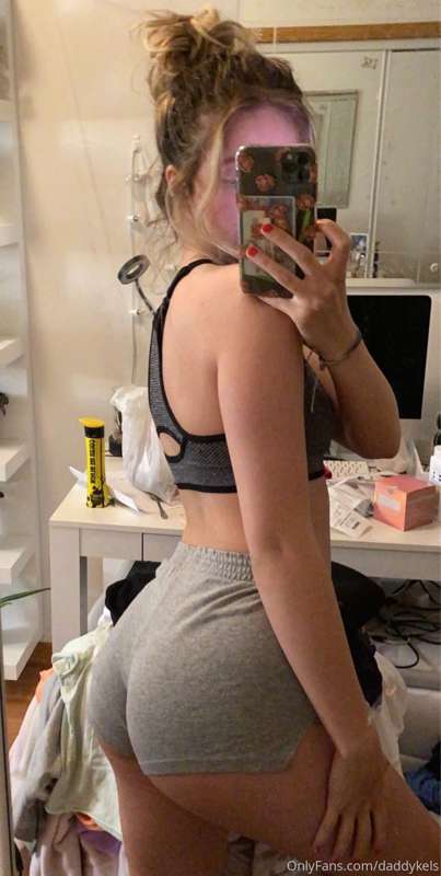 my room is messy but my booty is PHATTTTT😏
