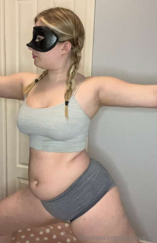 Yoga attempt 🧘🏼‍♀️✨

Blondiee used to go to yoga 2X a day….h.. 4