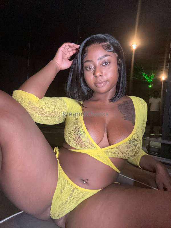 Do I look good in yellow? 🤭🤭 1