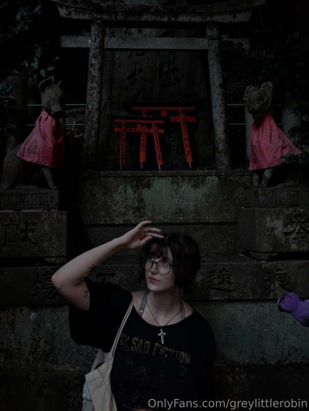 Found this shrine while exploring... kinda feels like I coul.. 2
