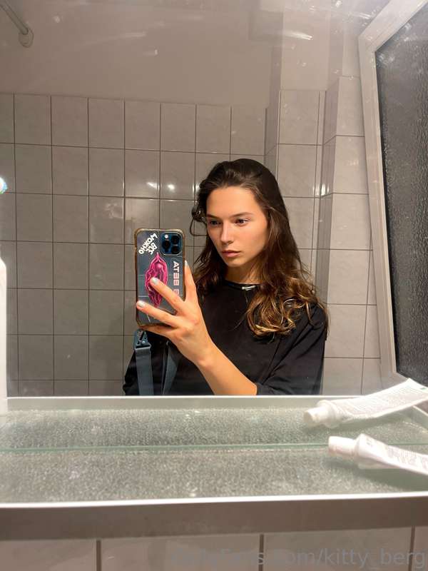 I'm bored and waiting for you! Please hit me up 😏😏😏