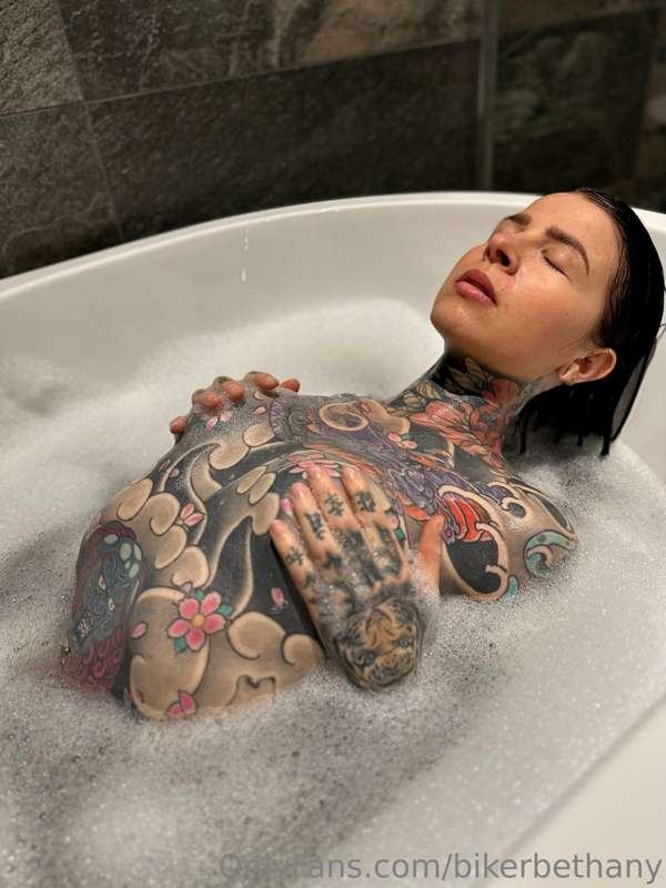 who wants to join me in this soapy hot bath 🥵💦