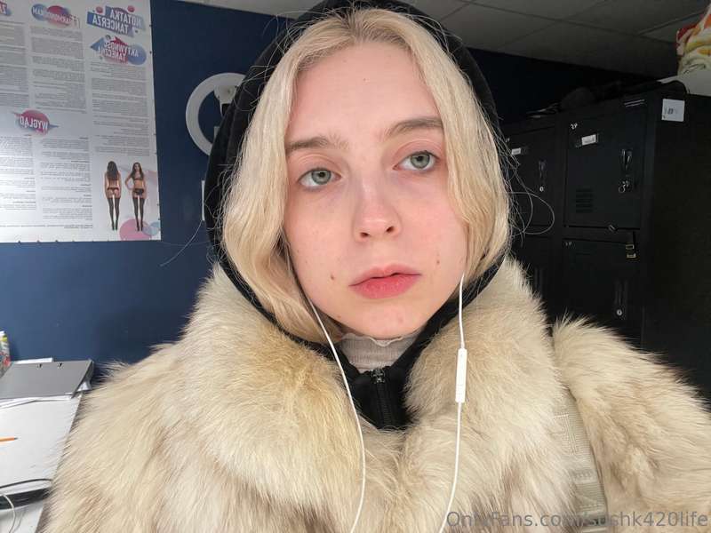 this cutie is sad that you don't subscribe to @sushk420 