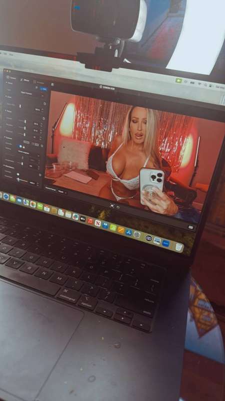 Hey baby, I’m live right now 😘 Come join me… I’ve got someth..