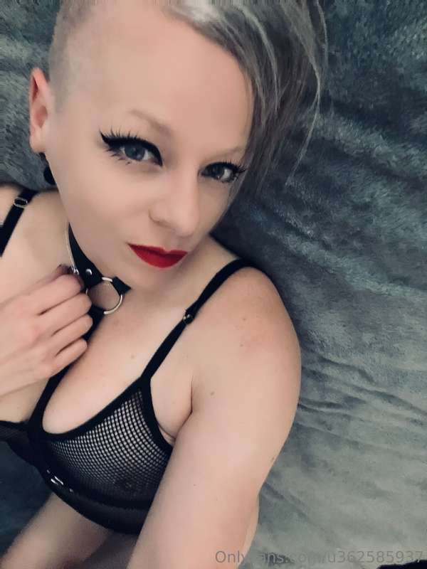 happy fishnet Friday 🖤🦇 9