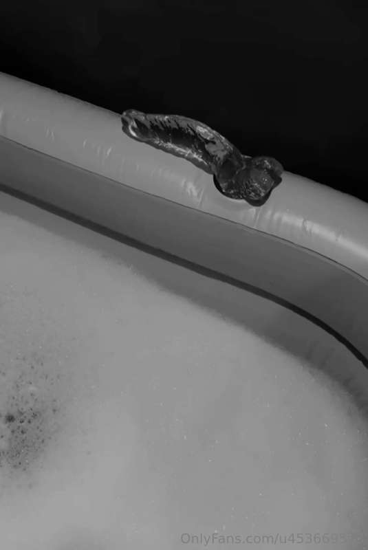 My kinda Saturday 👅 okey . So I broke my first “bathtub”, bu..