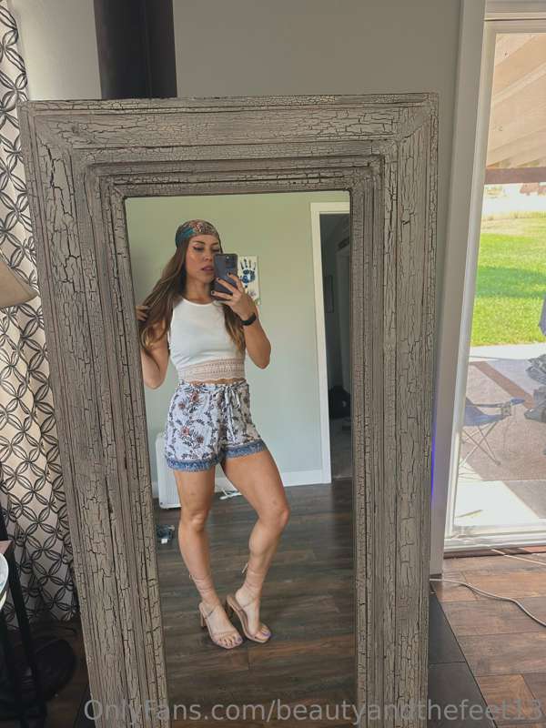 Time to go tease some boys in these sandals 😈😏 1