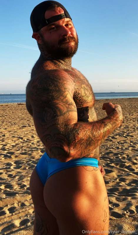 We should all meat up and have a beach day orgy 😂