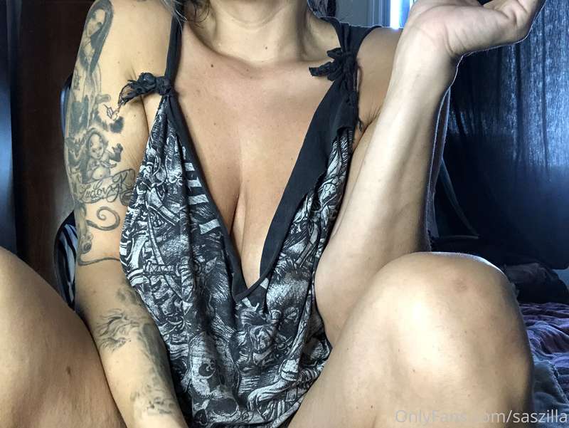 Stay in the bed mood 🥺 so self touching time 🖤💚🖤 tips for mo..