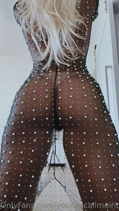I think we need more pics and videos in sheer clothes here. ..