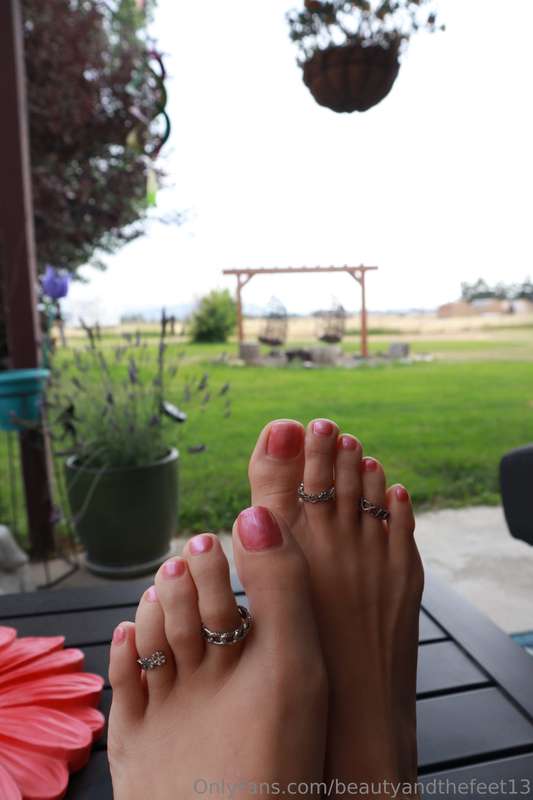 Does your girl know you gotta thing for these pretty toes? 3