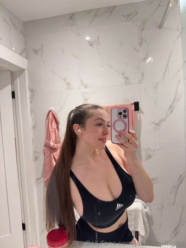 Took some pics/videos after my workout yesterday!! Check my ..