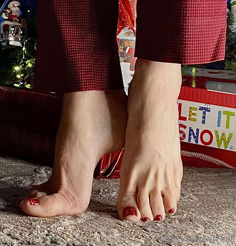 Santa stood, his hands gliding up her legs, his touch sendin.. 6