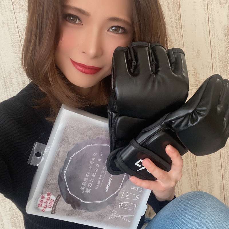 仲良しさんから
ボコる用のグローブと
ほしい物リスト入れてた美容グッズ
直接もらった❤︎
