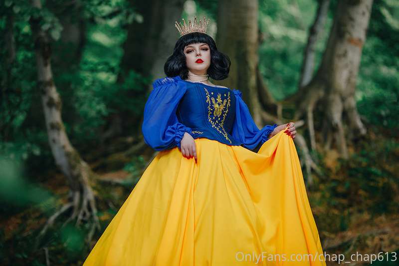 🌹Once upon a time, there was a beautiful princess named Snow.. 1
